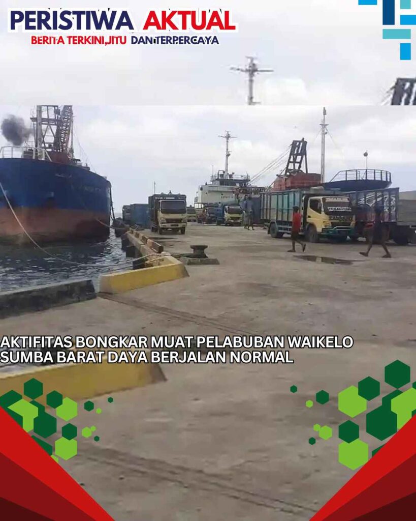 Aktifitas Bongkar Muat Pelabuban Waikelo Sumba Barat Daya Berjalan Normal